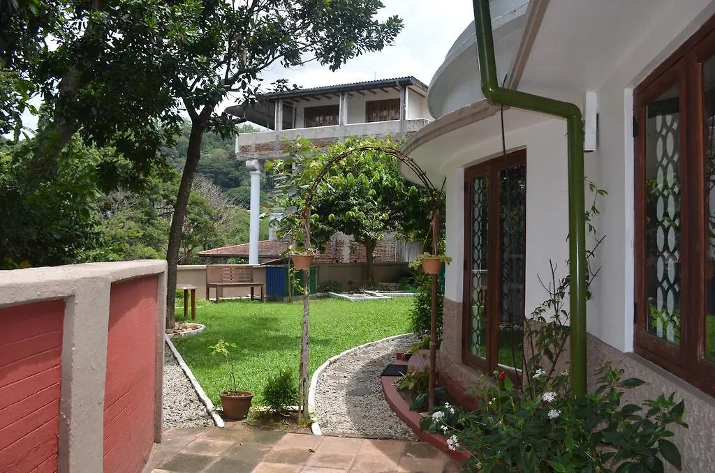 *** Pensionat Don'S Lounge & Villa Kandy Sri Lanka